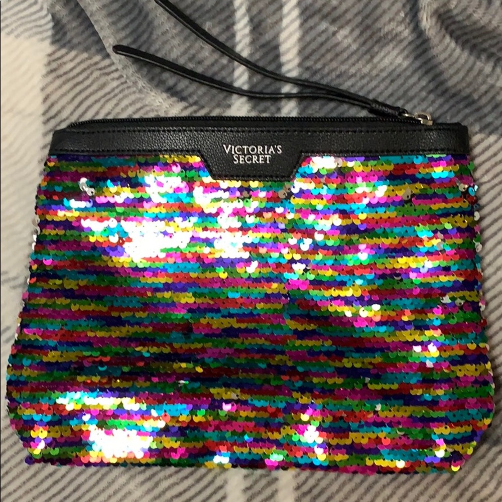 Multicolor sequined clutch